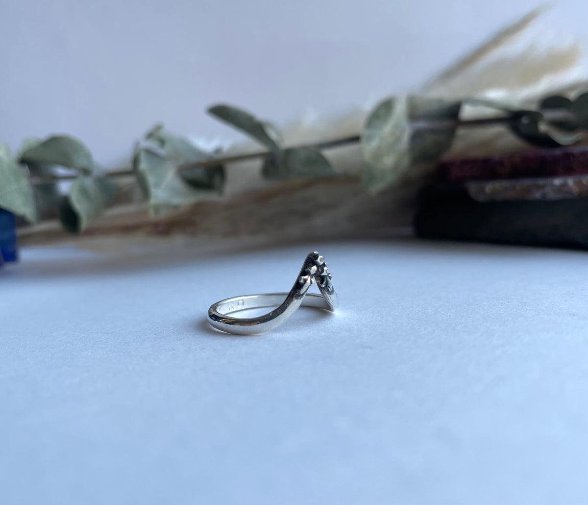 Exaggerated fleur wishbone