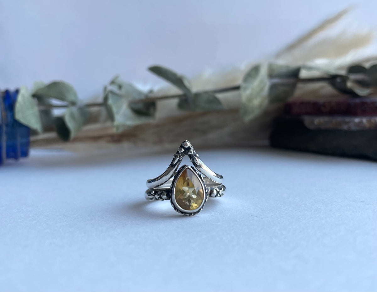 Exaggerated fleur wishbone